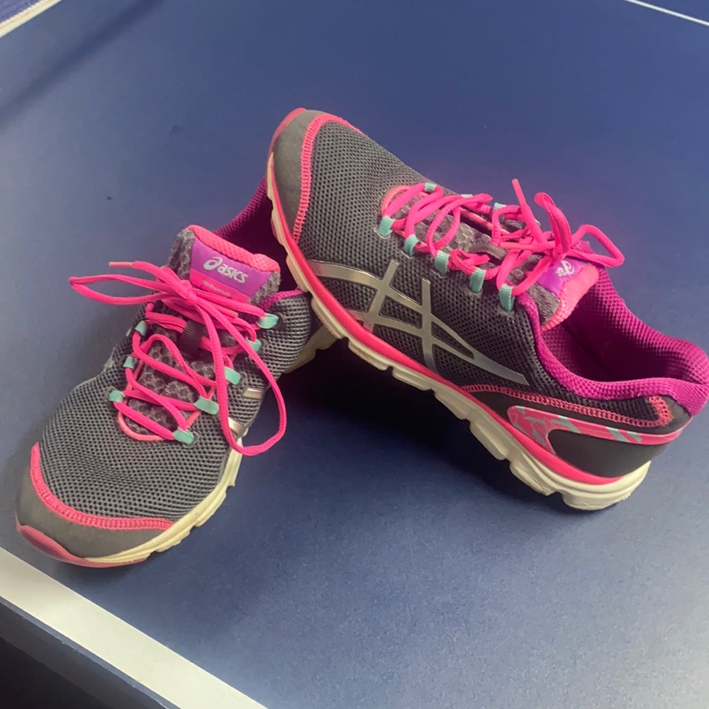 Oasis Running shoes, Dark Grey with pink, blue, purple, and silver accents.